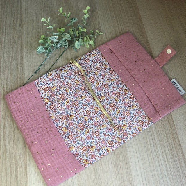 Protège carnet de santé Thème double gaze et petites fleurs roses (avec prénom)